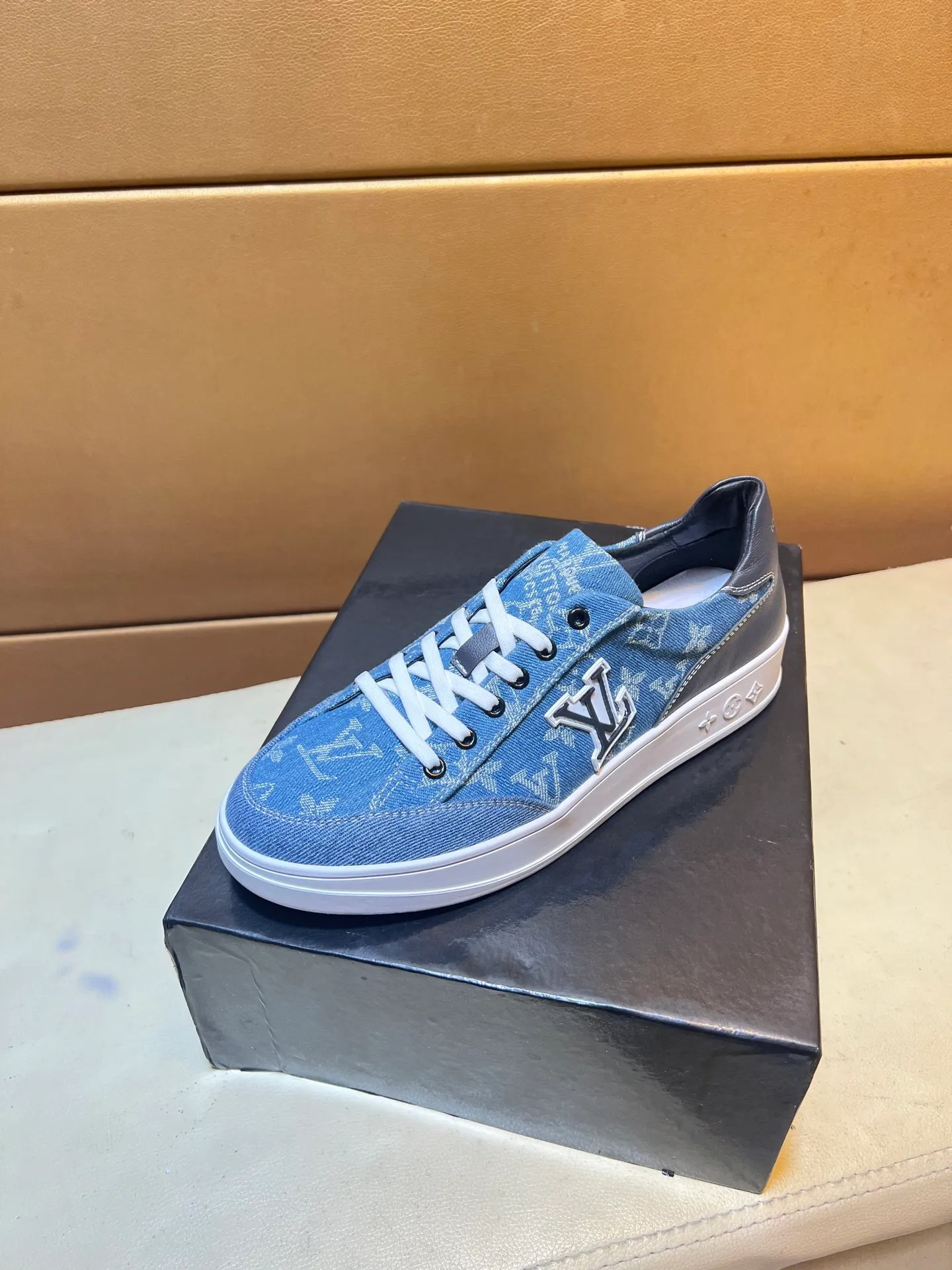 pp420💰👑👑《Louis vuitton/LV Louis Vuitton》original quality.~ Unique modern style sneakers. 🏃A must-have casual shoe for trendy men😍😍 Original brand imported from Italy, imported original leather, sheep lining (refuses to discolor and grind feet) Sole: Original sole provided by the original factory, French lazy style design ⚠️Fit to the feet, original quality, super comfortable original sole. It’s like shooting the real thing 🎬The real thing is better, high-quality sneakers, men’s shoe size: 38-44
